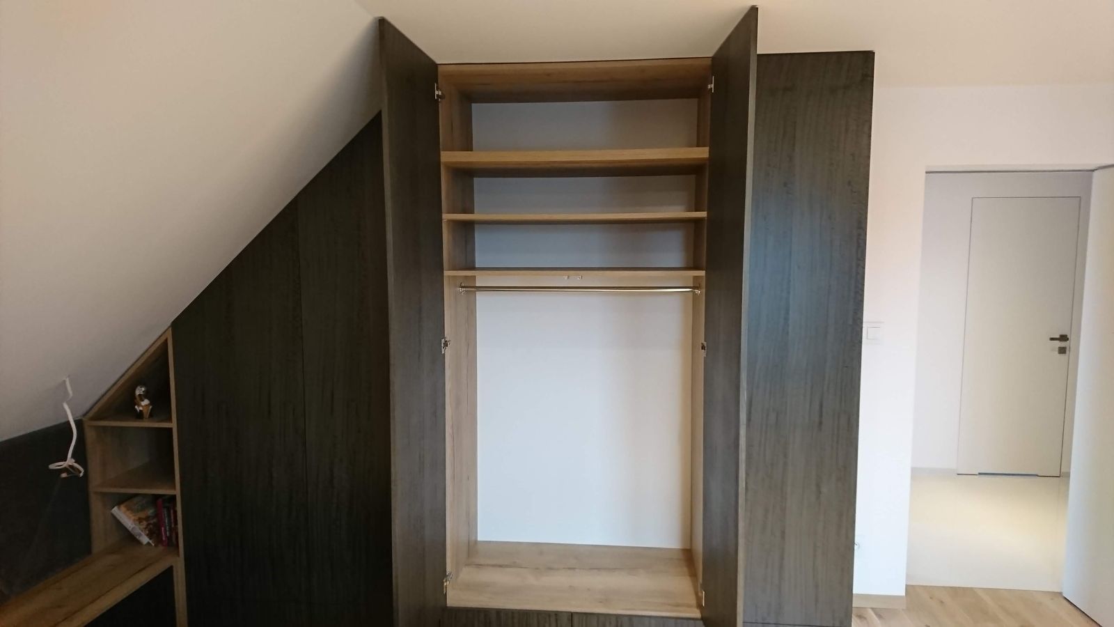 Szafa pod skosem na poddaszu — Niebieski Kredens