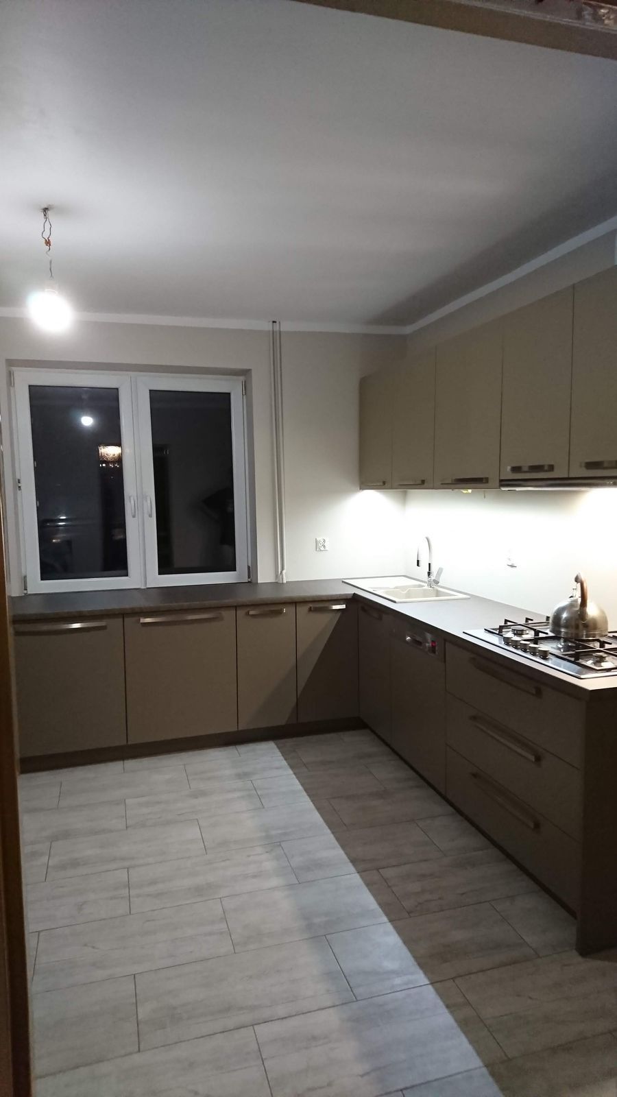 Kuchnia oliwkowa polysk — Niebieski Kredens