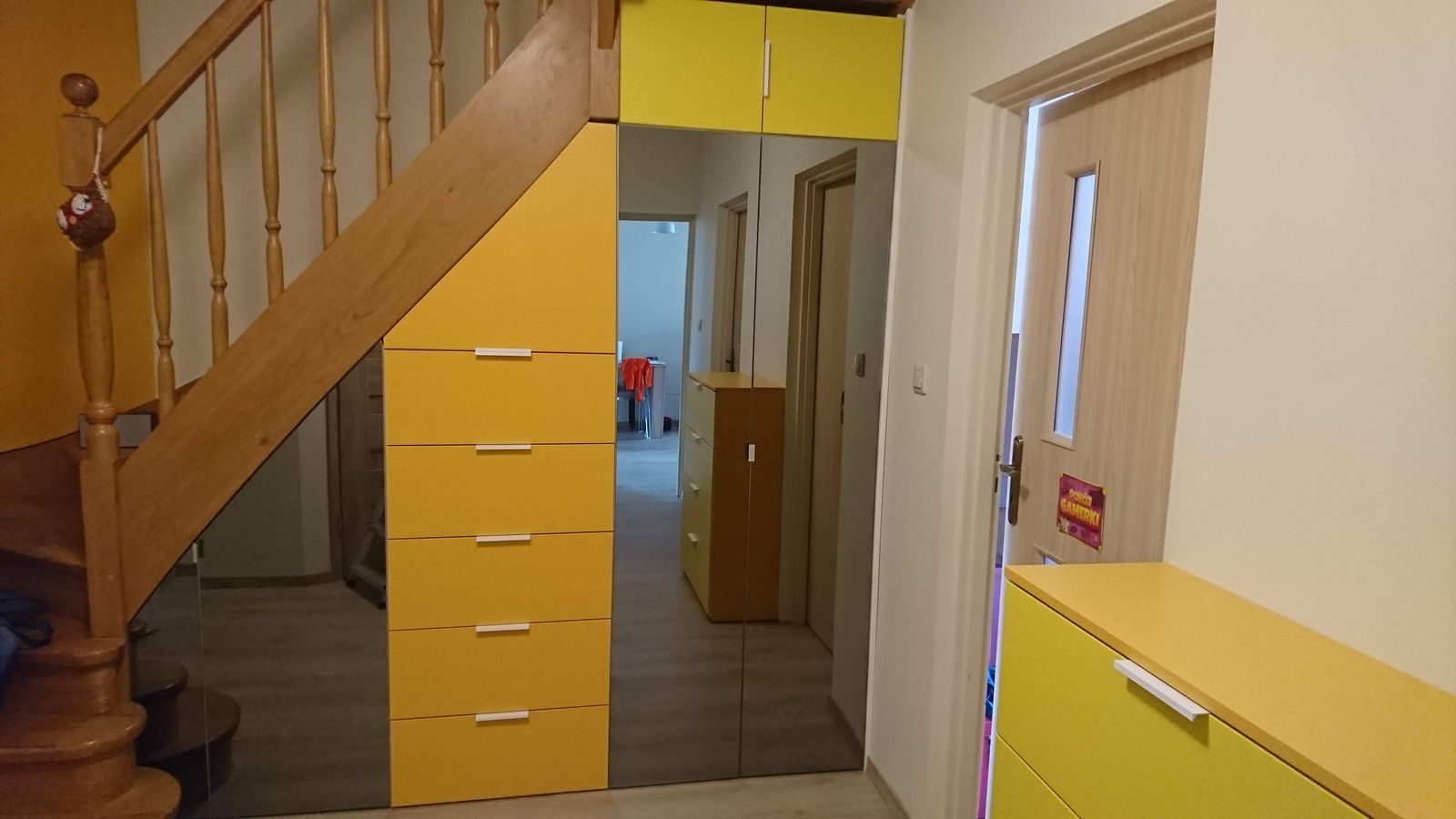 Zabudowa pod schodami zolta — Niebieski Kredens
